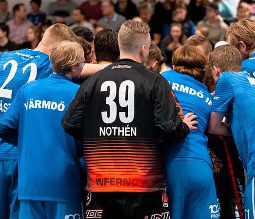 varmdoherrlag's tweet photo. Värmdö (B) besegrade Lidingö på tisdagskvällen med 6-2. Matchens lirare var målvakten Peter Nothén🐳 #H2 #innebandyön #bluewhales https://t.co/ffBGM1qC6q