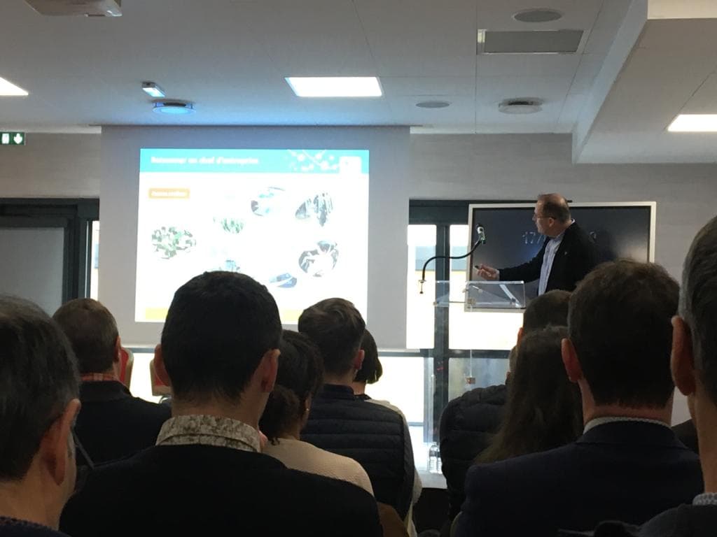 s_danilo56's tweet photo. Colloque #Agrinova19 "Les éléveurs laitiers face à leurs nouveaux défis". Intervention @homo_xavier  #BCELOuest "Nouveaux enjeux du travail, Comment monter son projet ? --> les clés du succès des organisations" https://t.co/g5RyQIxauF