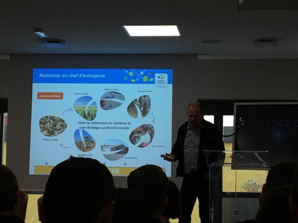 s_danilo56's tweet photo. Colloque #Agrinova19 "Les éléveurs laitiers face à leurs nouveaux défis". Intervention @homo_xavier  #BCELOuest "Nouveaux enjeux du travail, Comment monter son projet ? --> les clés du succès des organisations" https://t.co/g5RyQIxauF
