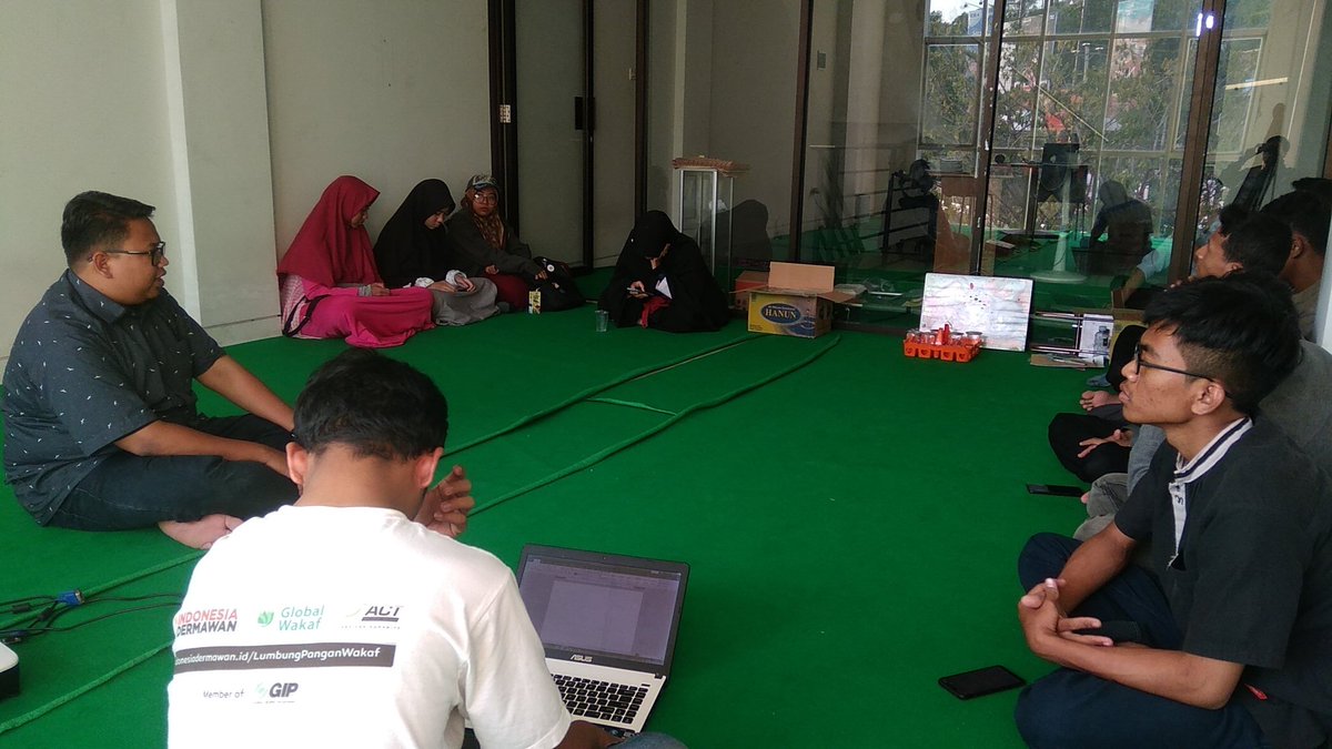 Sedang berlangsung Diskusi Kemanusiaan Uyghur bersama <a href="/KAMMISemarang/">KAMMI Semarang</a> bertempat di <a href="/ACTforHumanity/">actforhumanity</a> Jawa Tengah