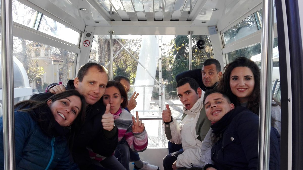HospitalariasGr's tweet photo. Estos días son excelentes para compartir tiempo con la familia y amigos. RDP aprovecha la gran noria panorámica para disfrutar de las maravillosas vistas que ofrece de #Granada y pasear #Nielfríonospara #DiCapacidad https://t.co/PpAgQguxqy