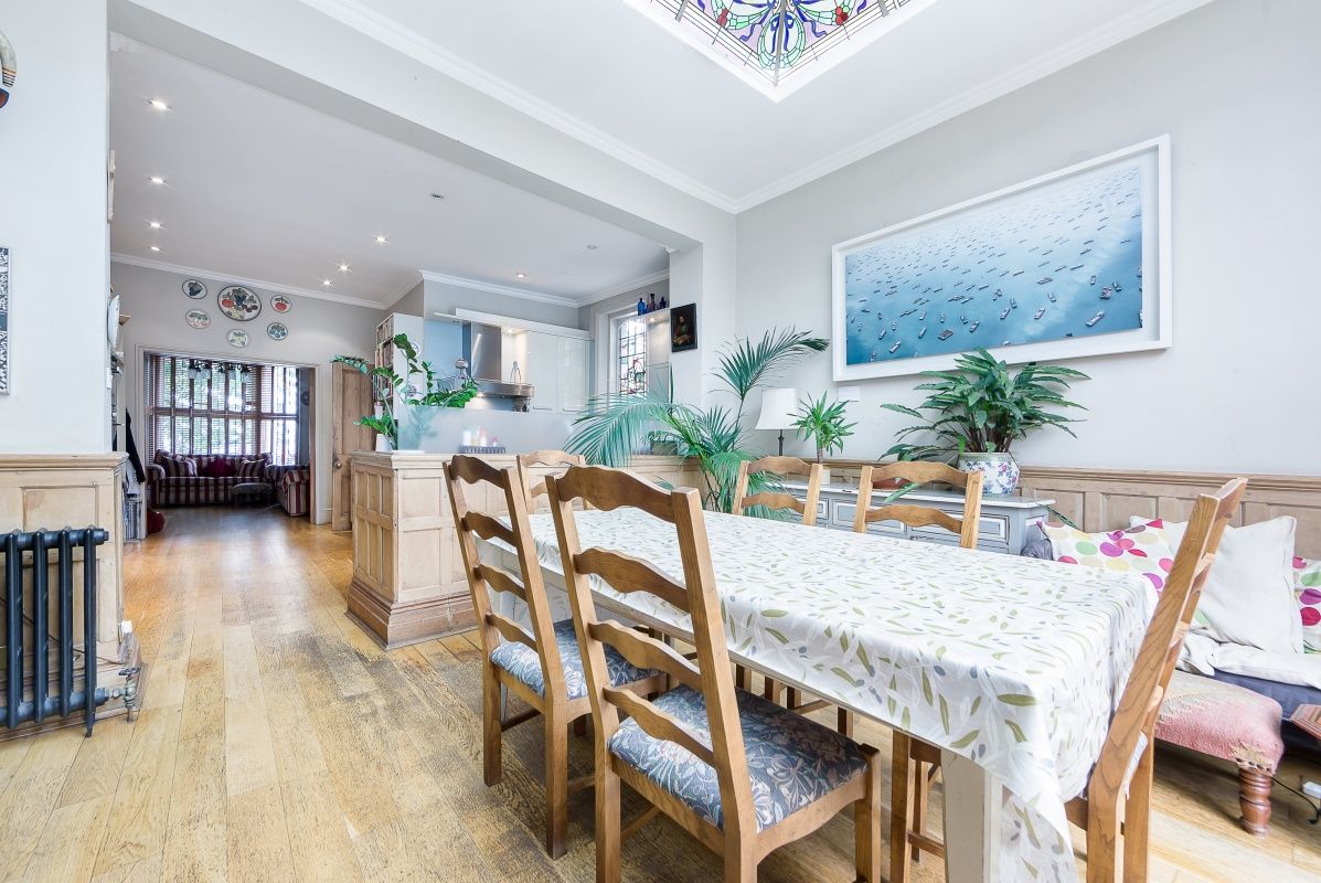 We love the Victorian stained glass in the kitchen of this spectacular six-bedroom house on Sterndale Road – a must see! #W14 buff.ly/32ViVlp