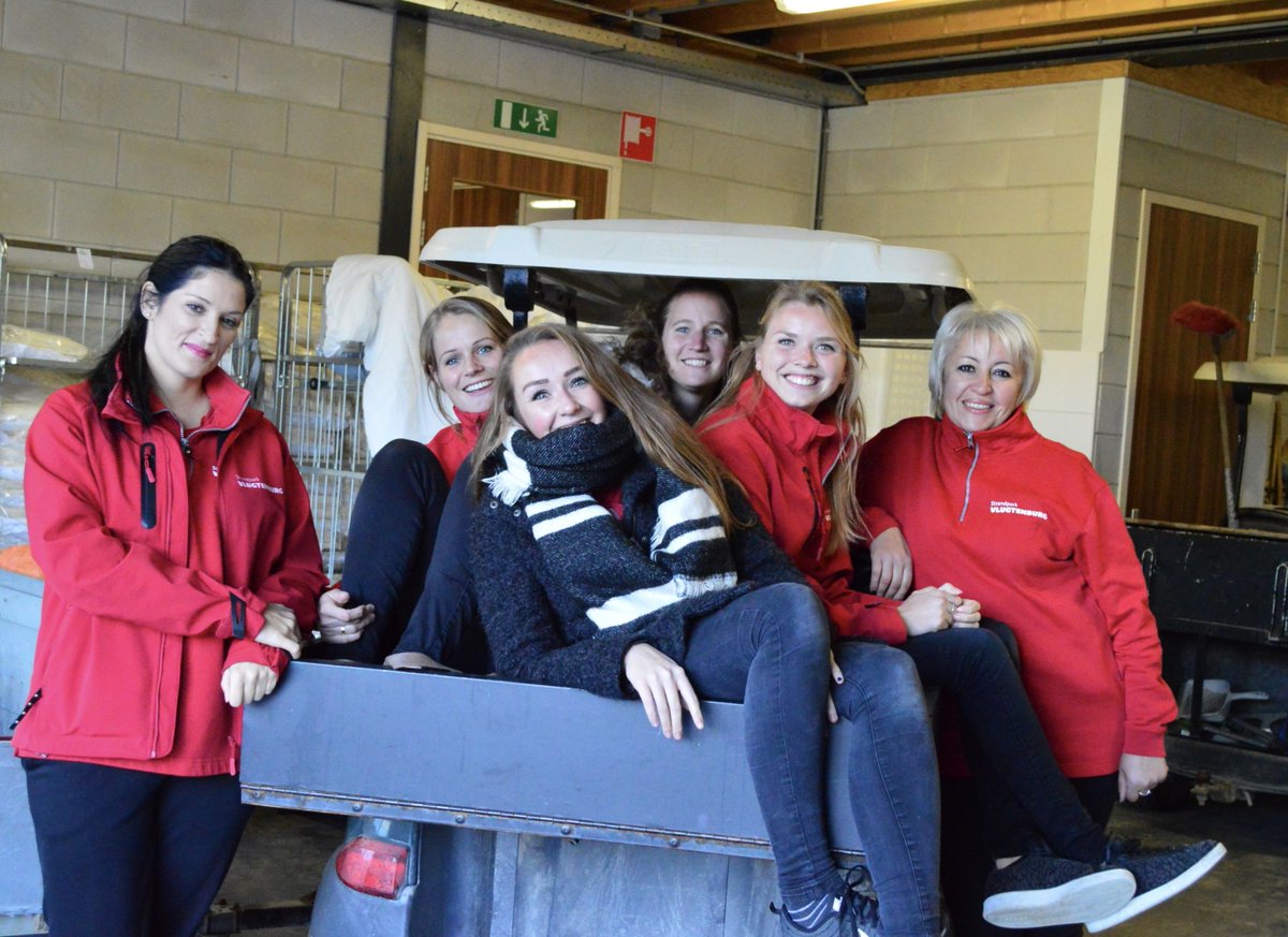 Team Housekeeping maakt zich klaar voor de gezellige dagen in December. 
#teamhousekeeping #stranpark #girlpower