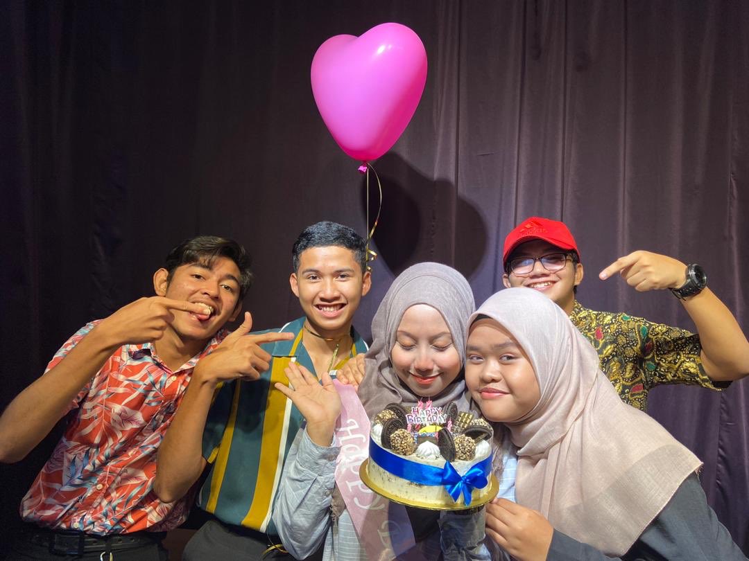 mc_ampang's tweet photo. Happy 23rd Birthday to our beloved Manager Ms. @EzzatiR ♥️ #McapCrew Love youuu kak!! 😘 https://t.co/bh0N2gOPXS
