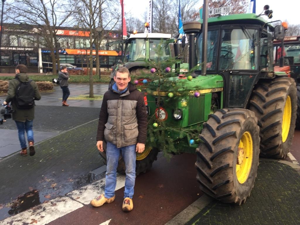 nhdagblad's tweet photo. Sebastiaan (21) protesteert bij Mediapark: ’We willen geen oorlog stoken, maar dat er een keer naar ons geluisterd wordt’ https://t.co/Nzvf5abx9N https://t.co/I0tX6WE7UQ