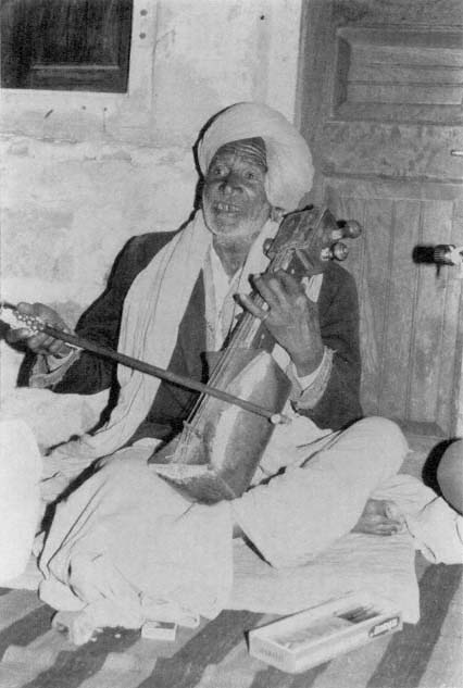 Madhu  #Nath play  #sarangi sings bhartrihari tales. Hauls frm ghatiyali lives Sadara. Sings at temples or landlords in turn gets donations. So many interesting परंपरा we had but fading away in new age. Need conservation of our oral traditions they which knowledge passed on &alive