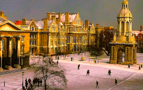 tcdglobal's tweet photo. Day Eleven - "You know it's Christmas at Trinity when the weather becomes chilly outside, and I have to wear my woolly hat and scarf into College in the lead up to the Christmas break." #TCD12days #StudyAtTrinity 🎄🧣✨ @TCDGlobalRoom @TCDHealthP https://t.co/b5bwYwEM7A