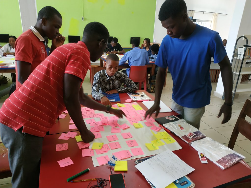 AfricaDesignSch's tweet photo. 📣 #Brainstorming !
6 équipes pour 6 thèmes africains :
🍌 #fruits
🚐 #transports
🎣 #pêche
🐐 #VieAuVillage
🤠 #agriculture
💅🏿 #beauté
👉🏿 But du jeu : trouver un maaax d'idées d'#icônes originales à dessiner 🖍️
#iconathon #cotonou #graphisme @helloyux
@lecolededesign https://t.co/CTYAx3GZYJ