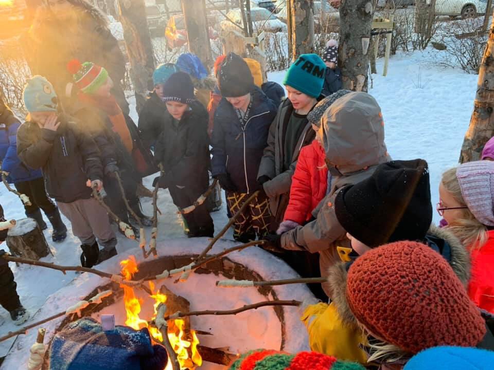 Snúbrauð og kakó í flottu úti kennslustofunni okkar. 2. bekkur #menntaspjall #kópmennt