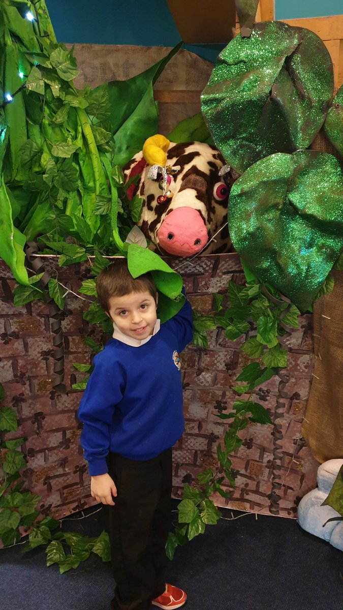 kerryb1004's tweet photo. @wyndham_academy It's panto time! Out for an exciting morning with Michagelo and Brian May class. #LTHpanto @lbroughtownhall https://t.co/KxknerIE1P