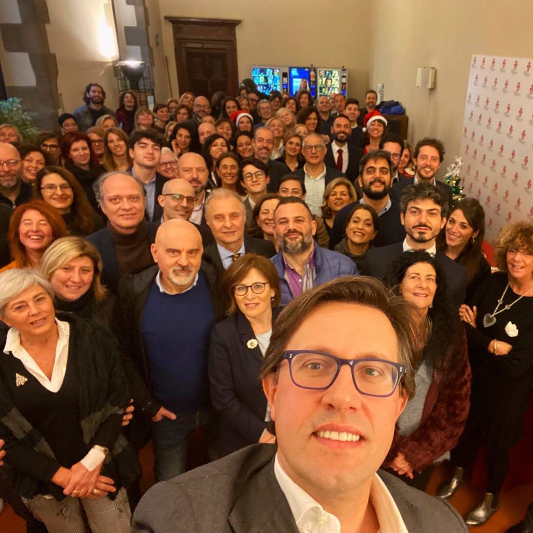 DarioNardella's tweet photo. Grazie a tutto lo staff di #PalazzoVecchio per il lavoro che giorno dopo giorno porta avanti per Firenze! A questi uomini e a queste donne il mio abbraccio e il grazie di tutta la città! 💜 @comunefi https://t.co/fCkVPHfjuL