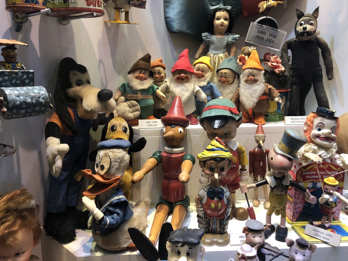 childandmedia's tweet photo. Gezi Tavsiyesi 🧚🏽‍♀️ Bütün oyuncaklar üretildiği dönem ve ülkenin izlerini taşır. Bugün çocuklarımızın oynadığı oyuncakların 70’li yıllarda tasarlandıklarını biliyorlar mı ? Oyuncakların tarihini keşfetme zamanı. İstanbul Oyuncak Müzesi bizi oyuncakların büyülü dünyasını götürecek. https://t.co/yepiwCzb5M