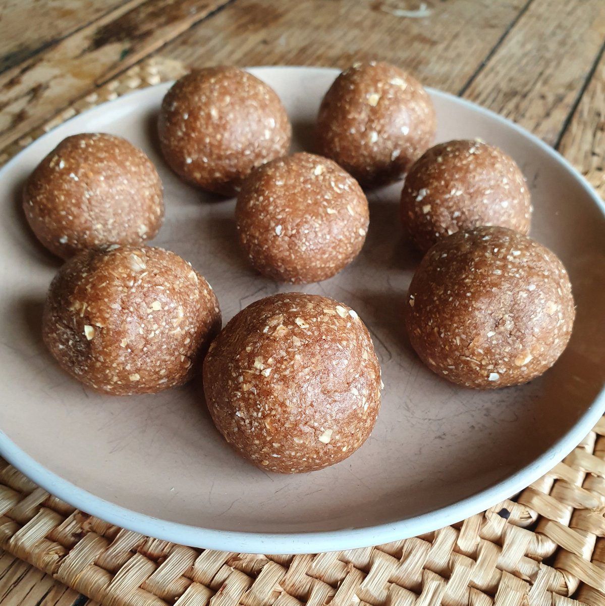 Looking for a quick and easy festive protein snack? Gingerbread Protein Balls are the perfect Christmas treat!  together. 😋🎅🎄
-
#ProteinDeals #PD #PDmember #ProteinDynamix #supplements #gains #protein #wheyprotein #gingerbread #christmas #christmassnack #proteinballs