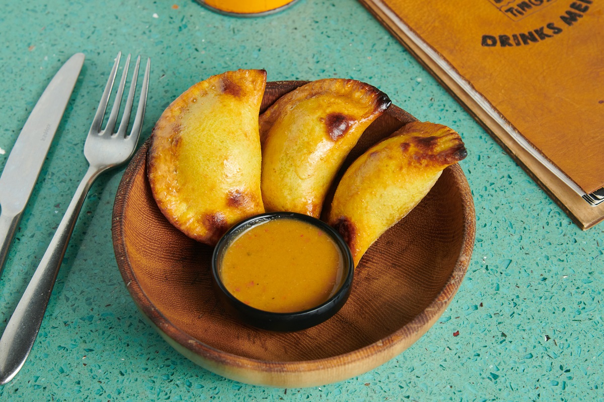 RumminTings's tweet photo. Your choice! #Beef Patties filled with Thyme, Hot Peppa &amp; Spiced Beef or #Veggie Patties filled with Trini Curry, Spinach, Okra, and Pumpkin. #RumminTings https://t.co/oUOzR0z068 https://t.co/FGVDUeqxJk