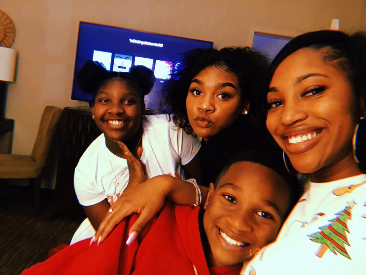 hendrx__x's tweet image. Missing my older brother 
#freeJB💕