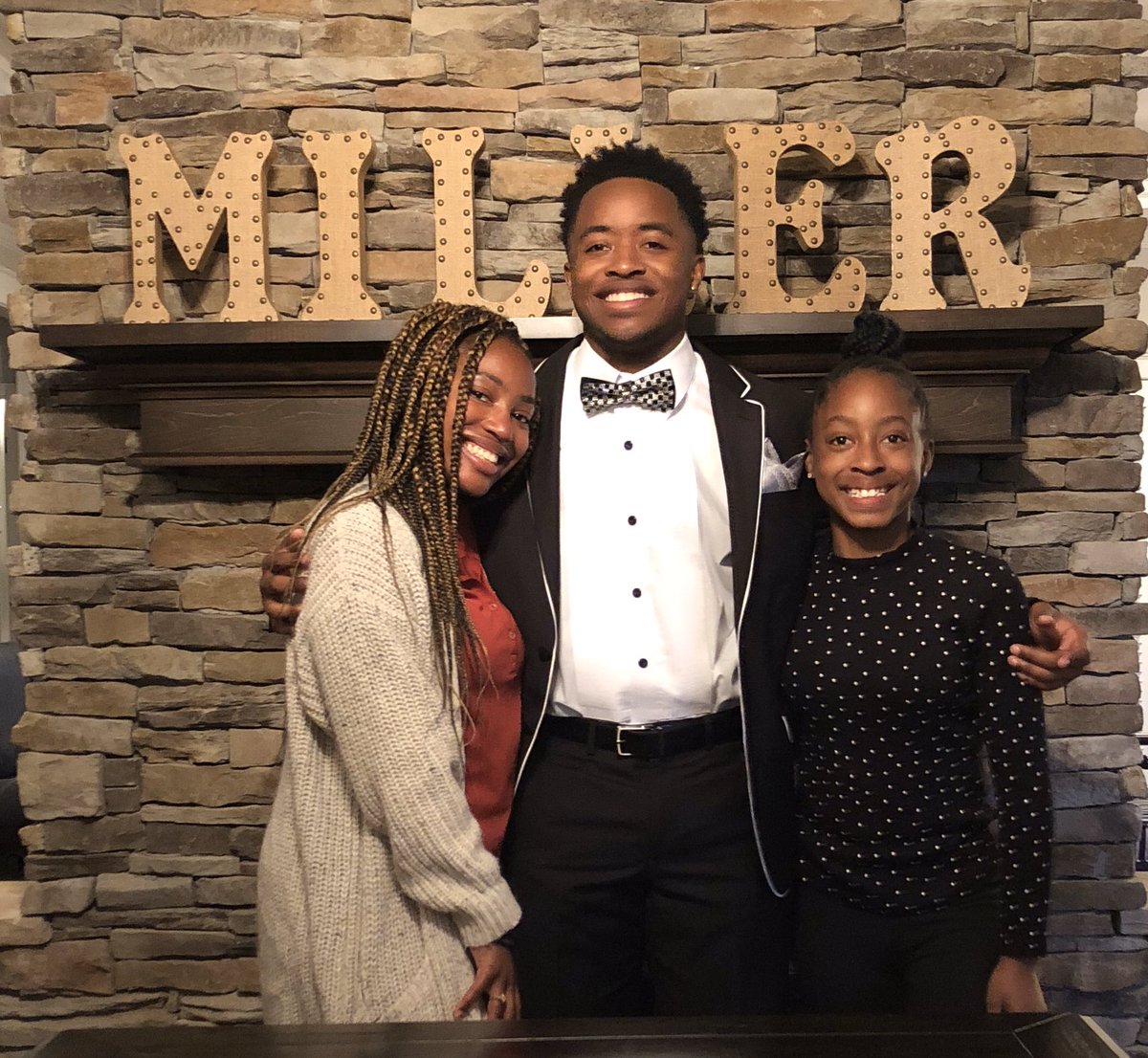 hendrx__x's tweet image. Missing my older brother 
#freeJB💕