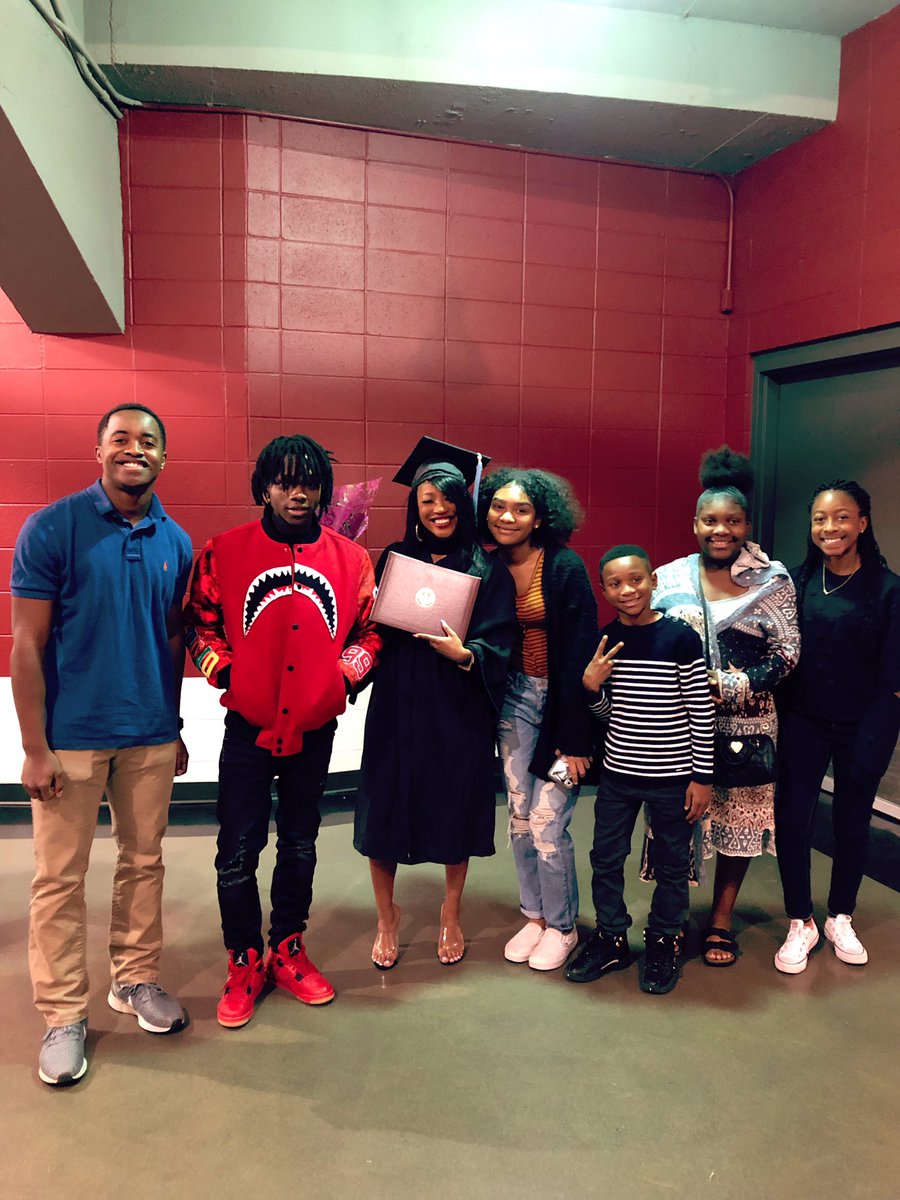 hendrx__x's tweet image. Missing my older brother 
#freeJB💕