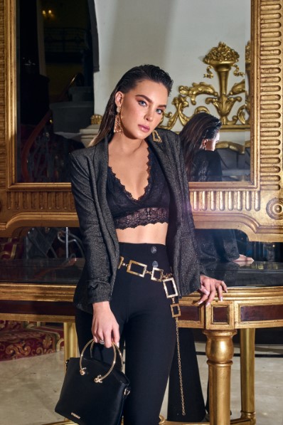 ItmagazineMex's tweet image. #StudioF reúne a Belinda y a Bárbara de Regil

Bárbara de Regil y #Belinda comparten los must de su lista de regalos para armar los looks de temporada.

#BárbaraDeRegil y Belinda compartirán con los clientes de Studio F su wishlist para esta Navidad. @studiofmexico