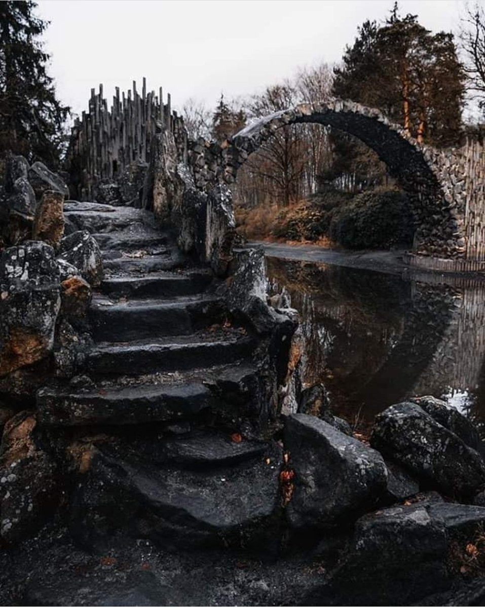 mithuna_mithuna's tweet photo. Coğrafya bilgisi🌍

RAKOTZBRÜCKE ŞEYTAN KÖPRÜSÜ
Ortaçağ'da Avrupa'nın pek çok yerinde bazı köprülere şeytan köprüsü adı verilmiş. Bunlar'dan biri de 1860'ta Almanya'da yapılan Rakotzbrücke. Bu köprü yansıması ile gözlem noktası ne olursa olsun tam bir daire oluşturacak şekilde https://t.co/nZMdQR1NoQ