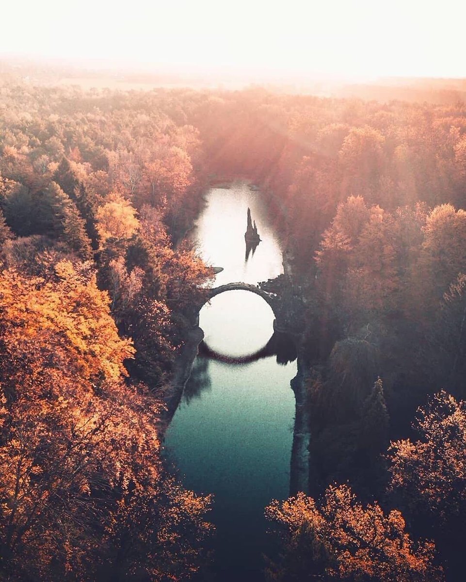 mithuna_mithuna's tweet photo. Coğrafya bilgisi🌍

RAKOTZBRÜCKE ŞEYTAN KÖPRÜSÜ
Ortaçağ'da Avrupa'nın pek çok yerinde bazı köprülere şeytan köprüsü adı verilmiş. Bunlar'dan biri de 1860'ta Almanya'da yapılan Rakotzbrücke. Bu köprü yansıması ile gözlem noktası ne olursa olsun tam bir daire oluşturacak şekilde https://t.co/nZMdQR1NoQ
