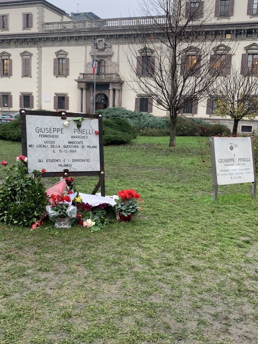 ufantigrossi's tweet photo. #Milano Piazza #Fontana #Pinelli 2 lapidi 2 verità. a giudicare dai fiori....⁦@ggschiavi⁩ https://t.co/Y0FCtrP6Tm