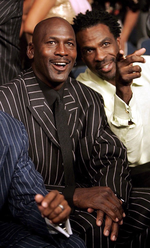 Michael Jordan & Charles Oakley à travers les ans. 
MJ & Oak throught the years. 
Happy Birthday Oak ! 