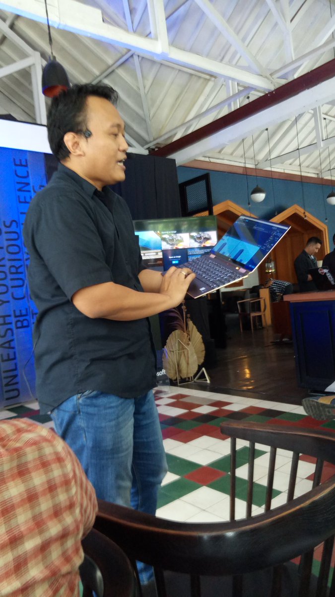 panah_bintangku's tweet photo. Dengerin penjelasan Pak Catur Nugroho dari HP Indonesia ttg kecanggihan HP Spectre #HPx360 #borderlessimagination https://t.co/yL6GKlj7IC