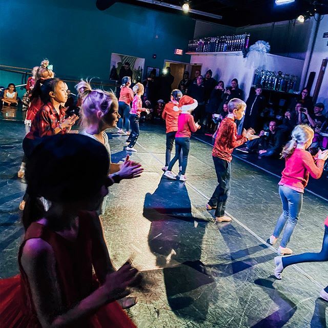 DPDC766's tweet photo. It’s been a full house for our mini showcase performances and we can’t think of a better way to celebrate ❤️ #dpdc #dynamicperceptiondance #szn8 #dynamicdancers #bedynamic #dpdc766 #dance #dancestudio #studiolife #instadaily #instadance #instagood #dancersofinstagram #live #… https://t.co/0sQxE0P2SL