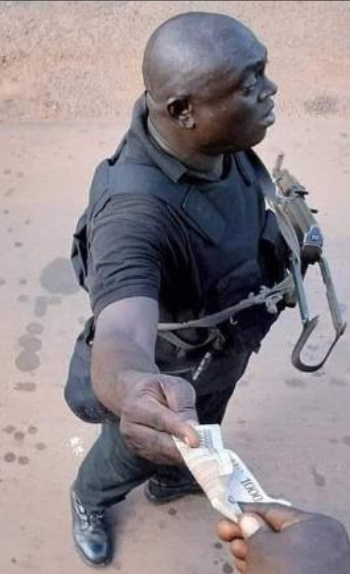 Courageousbaba's tweet photo. I don't really know if this is @PoliceNG but i see 1000 naira Nigerian note. https://t.co/PoWOzbLh37