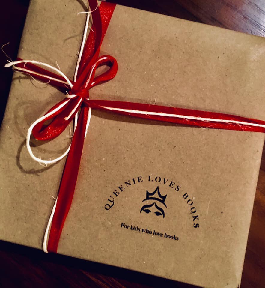QueenieBooks's tweet photo. Preparando pedidos navideños. ¿Tú ya tienes los libros para tus pequeños? #regalosoriginales #RegalosNavidenos #RegalaLibros https://t.co/5ZFZjXTs7i