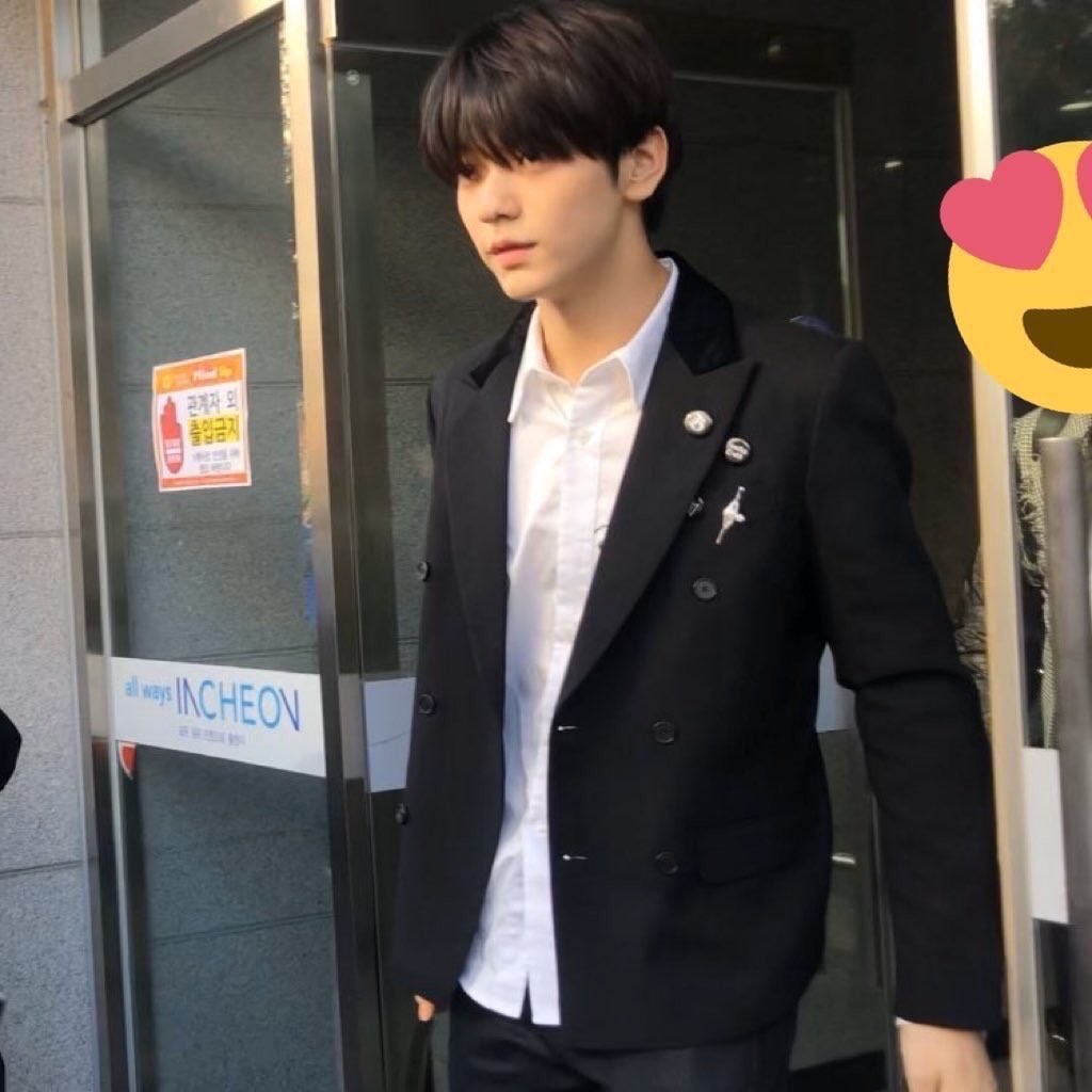 Look at V •̀ㅅ•́ tweet media