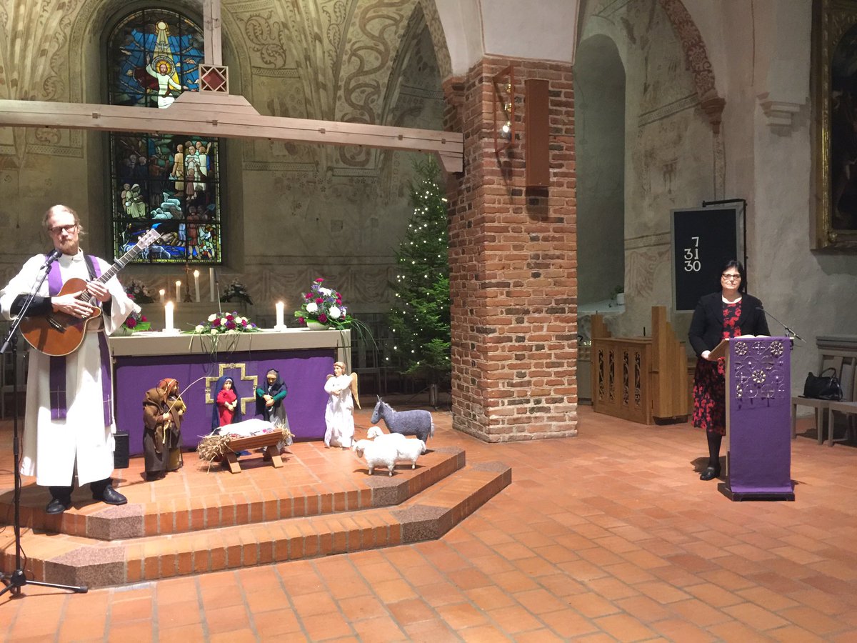 #EspooEsbo Espoon kaupungin työntekijöiden jouluhartaus tänä  aamuna Espoon tuomiokirkossa, pastori Sami Marte ja jouluevankeliumin lukija TT.