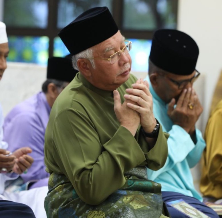 NajibRazak's tweet photo. Saya berhasrat melakukan sumpah laknat menafikan dakwaan yang terkandung dalam Akuan Bersumpah yang dikeluarkan Azilah Hadri. 

Sumpah laknat ini akan saya buat di Masjid Jamek Kg Baru di ibu negara sejurus selepas Solat Jumaat minggu ini. https://t.co/OKOULV0DXC
