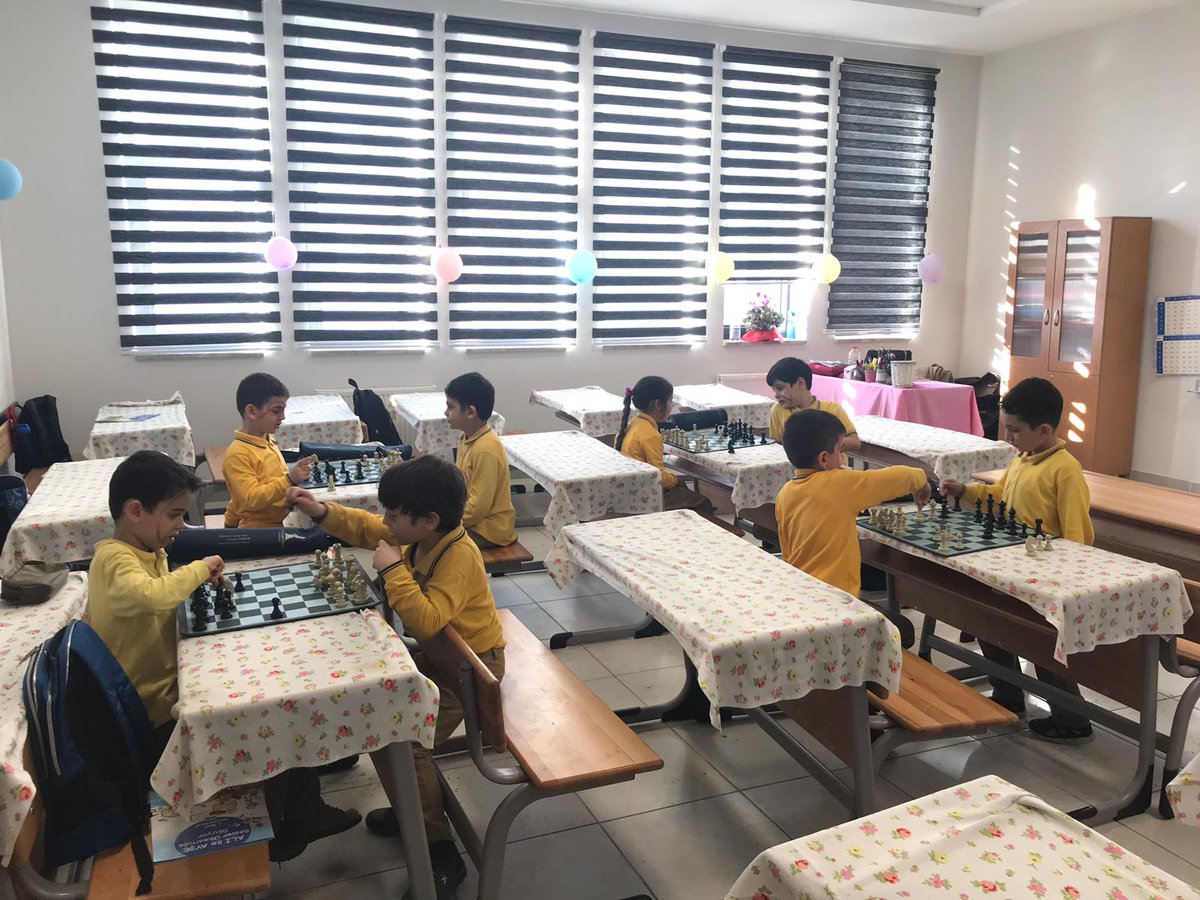 halime hatun ilkokulu on twitter okulumuzun 1 b sinifi olarak tek satranc kulubu sizler de evlerinizde cocuklarla satranc oynuyor musunuz satranc satranckulubu satrancegitimi ilkokul egitim ogrenci ogretmen sancaktepe istanbul okul