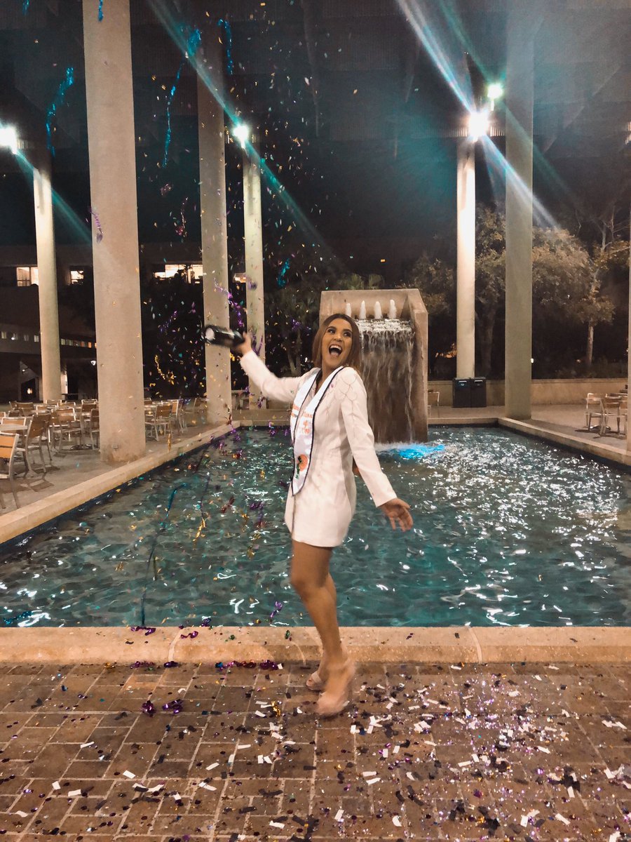 juliananataliee's tweet image. Mi felicidad lo dice todo 🎓👩🏽‍🎓🍾⚖️ #UTSAgrad19