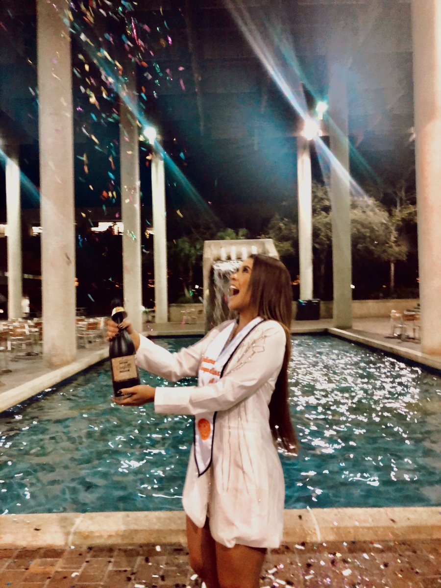 juliananataliee's tweet image. Mi felicidad lo dice todo 🎓👩🏽‍🎓🍾⚖️ #UTSAgrad19