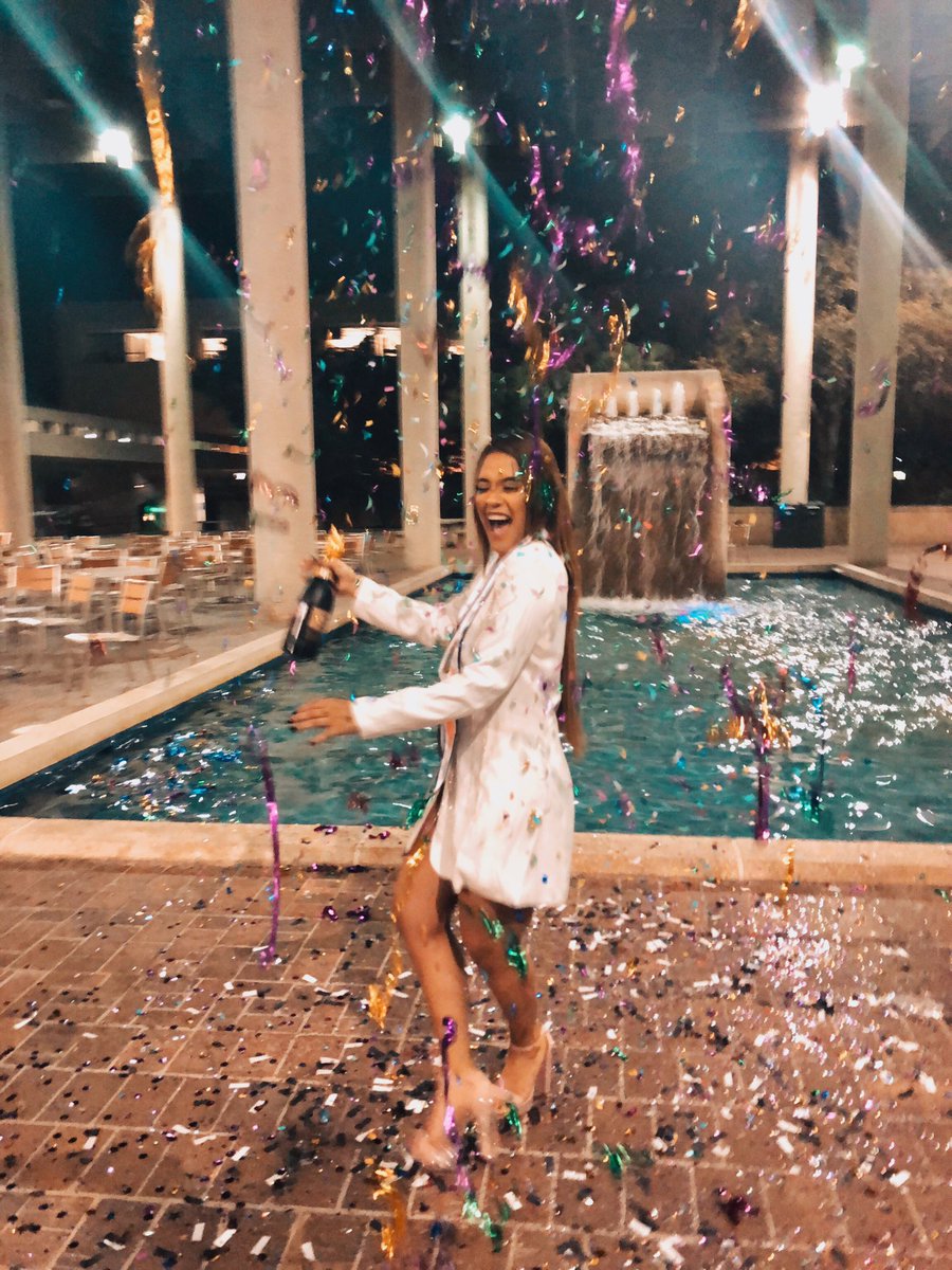 juliananataliee's tweet image. Mi felicidad lo dice todo 🎓👩🏽‍🎓🍾⚖️ #UTSAgrad19