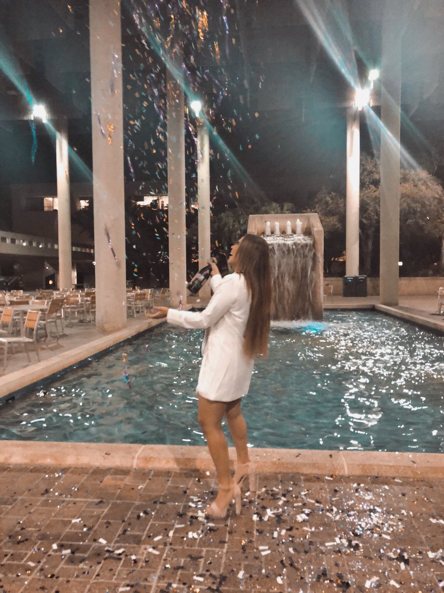 juliananataliee's tweet image. Mi felicidad lo dice todo 🎓👩🏽‍🎓🍾⚖️ #UTSAgrad19