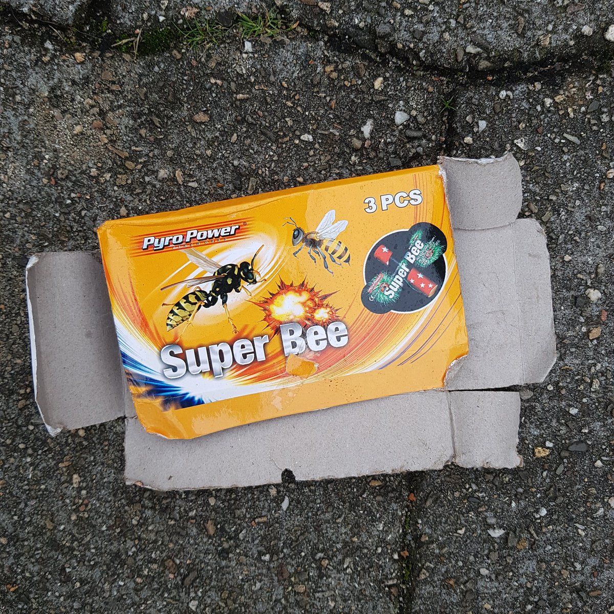 DePlaatVandaag's tweet photo. Elke dag een #Zwerfie van de straat rapen geeft een goed gevoel #Litterati #Purmerend #Lost #Found #Box #PyroPower #Super #Bee #MadeInChina https://t.co/PEnDau2AKg