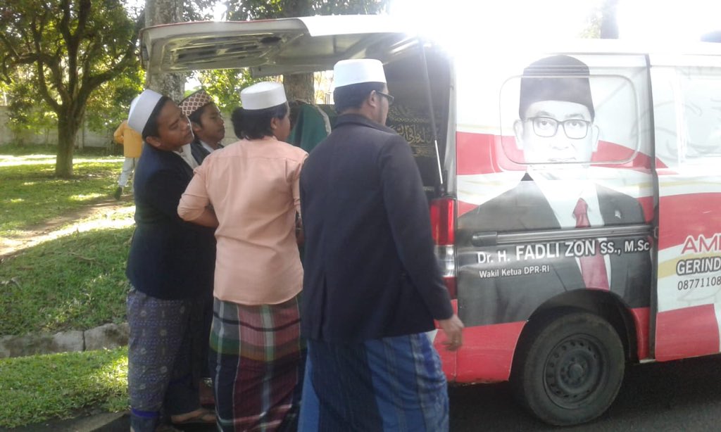 GerindraKabBgr's tweet photo. Kegiatan ambulance Dr H FADLI ZON mengantar jenazah almarhumah ibu ST BADRIAH dari kp BABAKAN BANJARWARU di bawa ke TPU KEBONKOPI BANJARWARU CIAWI https://t.co/MwXFOp8u1c