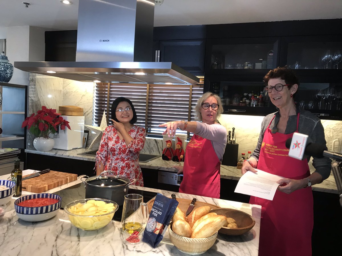 gretelochen's tweet photo. TVShow today Making #bacalao🍅🧅🧄🥔🐟 #TraditionalDish #Klippfisk from #Norway🇳🇴#Masterchef @NinaIndeed & I #FirstAssistant #All4🇳🇴#ConsistentPartner @NorwayMFA @MOFAVietNam @VNGovtPortal @RagImerslund @krnetland @kristinenstad @tine_smith @NorwayUN https://t.co/Qj1fumLQgV