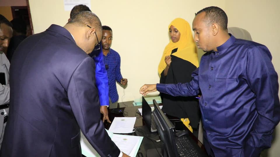 MinistryofPubl2's tweet photo. Madaxweynaha Koonfur galbeed mudane Cabdicasii Xassan Maxamed Laftagareen ayaan maanta kor meer ku imaadey waaaaradda Howlaha guud.

Madaxweynaha ayaa ugu horeenti mid mid u kormeerey xafiisyada ay ku shaqeyso Wasaaradda Howlaha Guud. https://t.co/gUhEiUcm4W