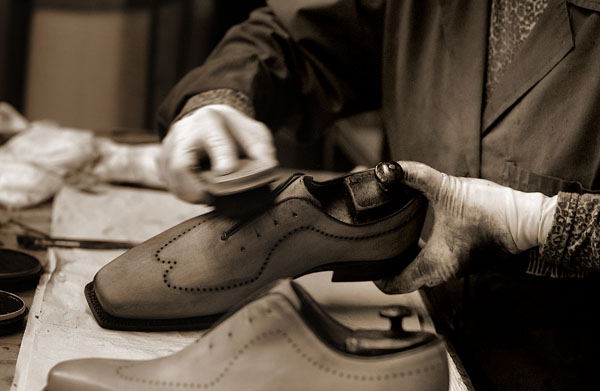 Vakkundige reparatie door onze gecertificeerde schoenhersteller. Indien mogelijk met de originele materialen. Iedere woensdag en vrijdag klaar. Ook als de schoenen niet bij ons gekocht zijn.
#schoenen #reparatie #vakkundig #noordwijk -> aadvandenberg.nl/klantenservice…