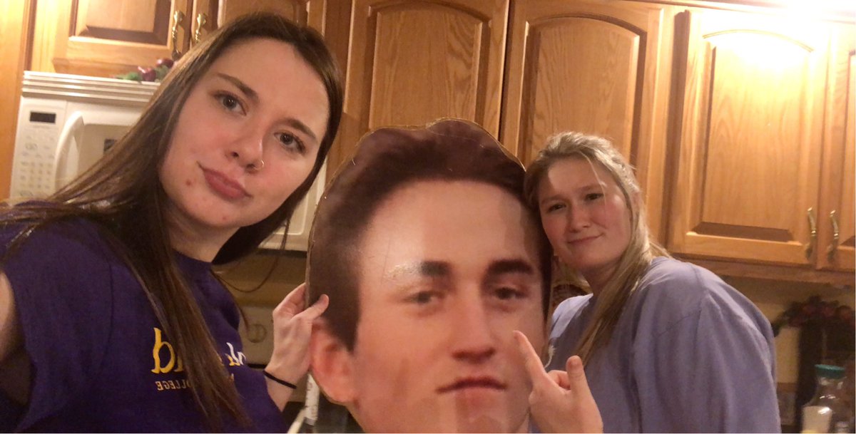 sydney_curtis2's tweet image. Who is this???