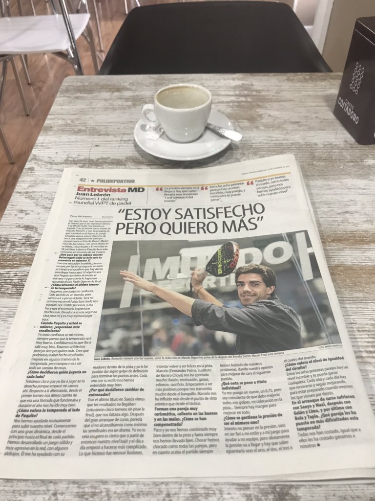 padel20's tweet photo. ☕️ Un café con el #1 

El jugador @babolatpadel y #1 de Circuito Profesional @WorldPadelTour el andaluz @Juanitolebron es protagonista a página entera en una entrevista de @mundodeportivo 

Genial presencia del #Pádel antes del inició mañana del #WPTMasterFinal https://t.co/UXFb2fPitR
