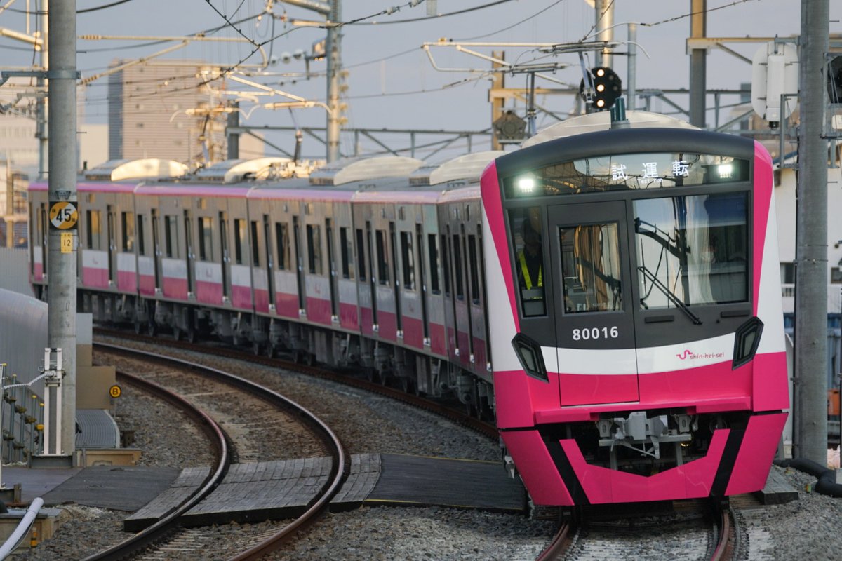串崎の備忘録 502m f Sk Unyo 新京成 形習熟試運転3日目 新しくなったくぬぎ山3号踏切で 高架化前もよく撮れる撮影地でしたが 高架完成で下ってくる姿はまさに 連立で生まれた名撮影地 という感じ T Co Lu55if0szl Twitter