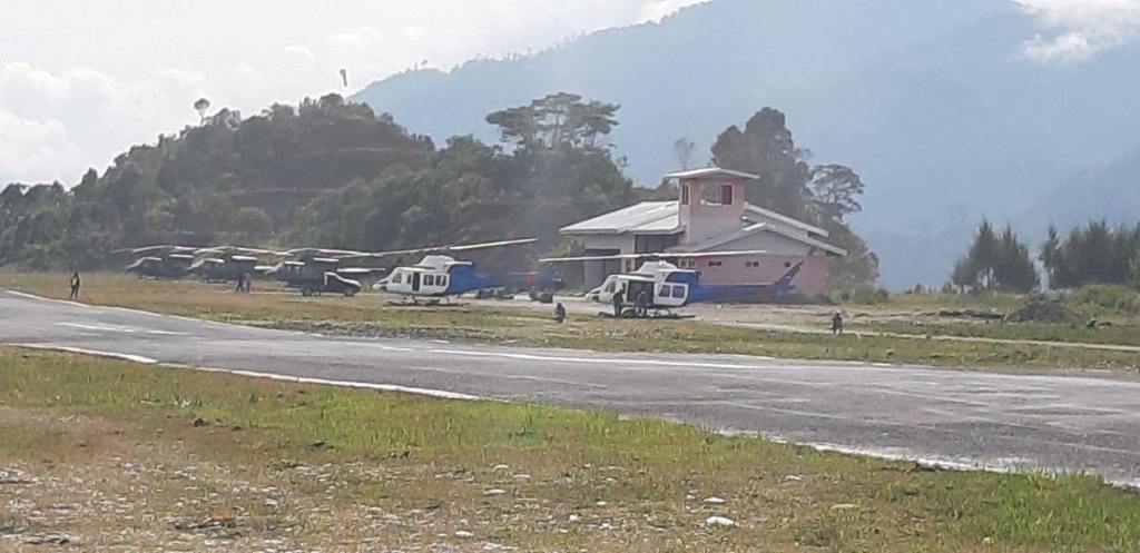 SuaraPapua's tweet photo. Berita Foto: Enam Helikopter TNI dan Polri di Bandara Sugapa https://t.co/fQ1q10Nop5 https://t.co/OxlH07f9hP
