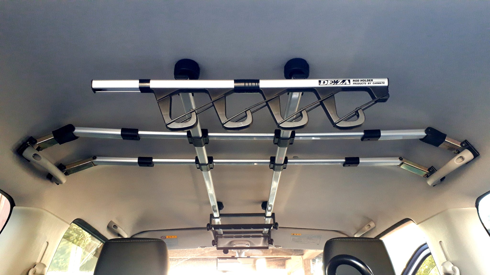 Polder10 Tomo 個人的にはバイク から釣り のシーズンに移行しているので 手持ちの Car Mate の ロッドホルダーをジムニーシエラに装着しました 年前の代物でワンピースロッドはキャビンの大きさにより長すぎて入りませんが 管釣ロッドなどの2