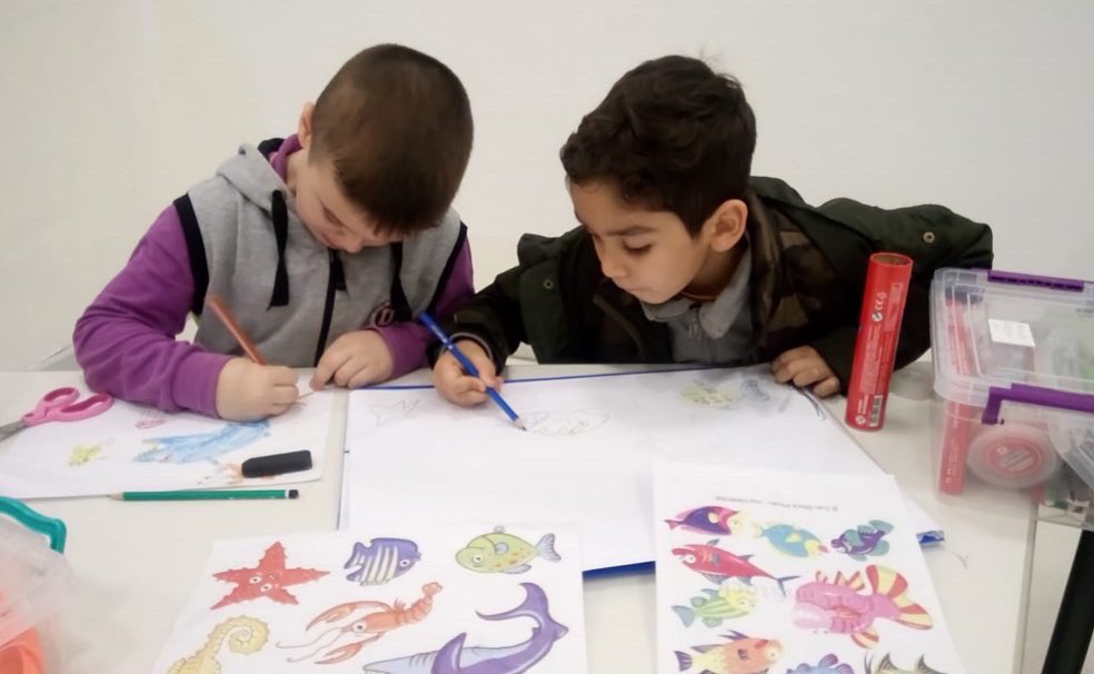 UOBasinEkspres's tweet photo. İlkokul 1. sınıf öğrencilerimiz; Görsel Sanatlar dersinde, “Deniz Altında Yaşam” konulu resim çalışmasını gerçekleştirdiler. 🐠🐬🐙🦀 #UğurluOlmak💜 https://t.co/DCOaIMuyZx