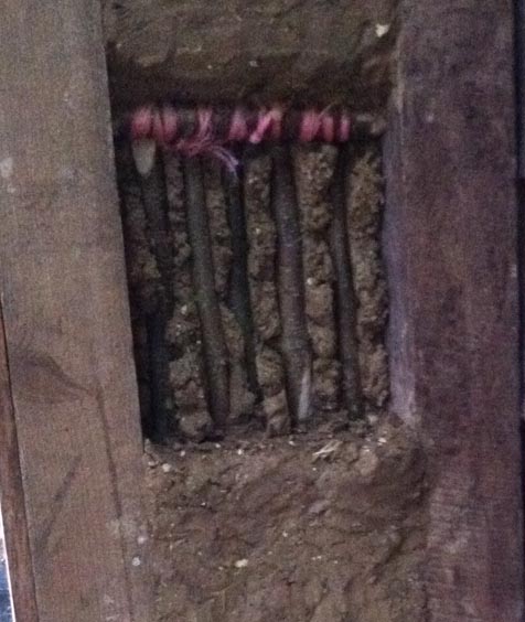 OBeeCIC's tweet photo. Yesterday I fitted my last bucket of #daub for 2019. There will be more in 2020 (much more) but for now it's time to clean up the #clay buckets and as much as I love it, take a much needed rest from #buildingwithearth https://t.co/ngxCqUwNMI